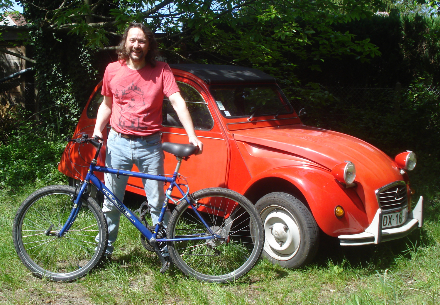 Rod avec son vélo devant sa 2CV